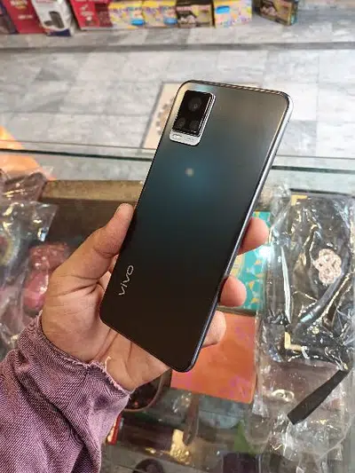 v20 black (R:8+5)( M:128gb), fast charging,daba charge r ,10/10condtion