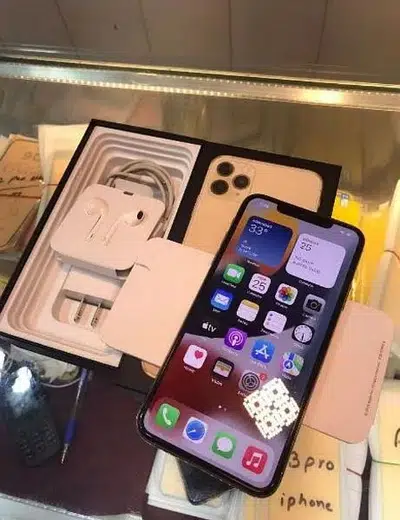 iphone 11 pro max 256 GB with full box My WhatsApp number 03001868066